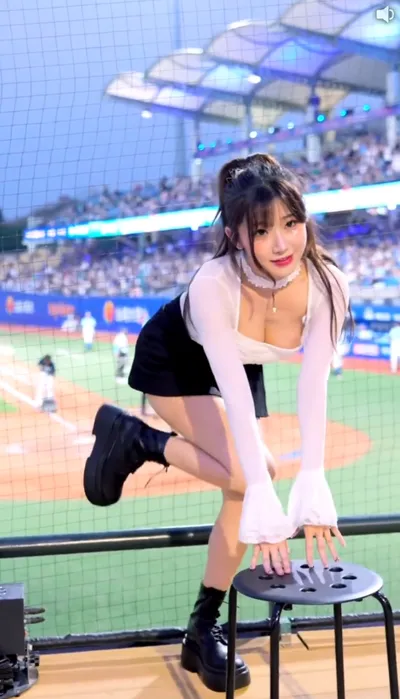 대만가서 인기가 없자 결국 노선변경 한 이주은 치어리더+영상