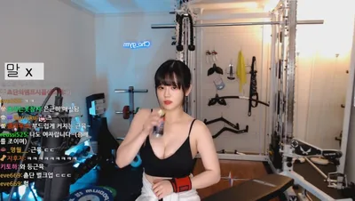 과거 재조명 받고있는 QWER 쵸단 벌크업 사이즈 ㄷㄷㄷㄷ